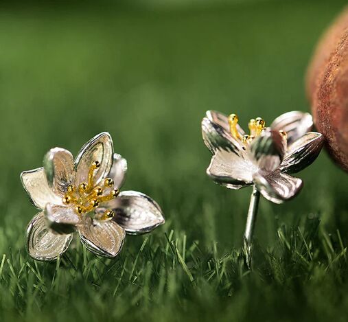 Graceful Metallic Style Flower Stud Earrings: A Symbol of Feminine Elegance and Low-key Aesthetics