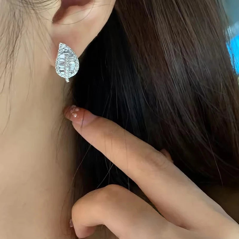 Shining Leaf Shape Stud Earrings Graceful Lady Chic Novel Fashion Jewelry with Bright Zirconia Luxury Accessories Gift