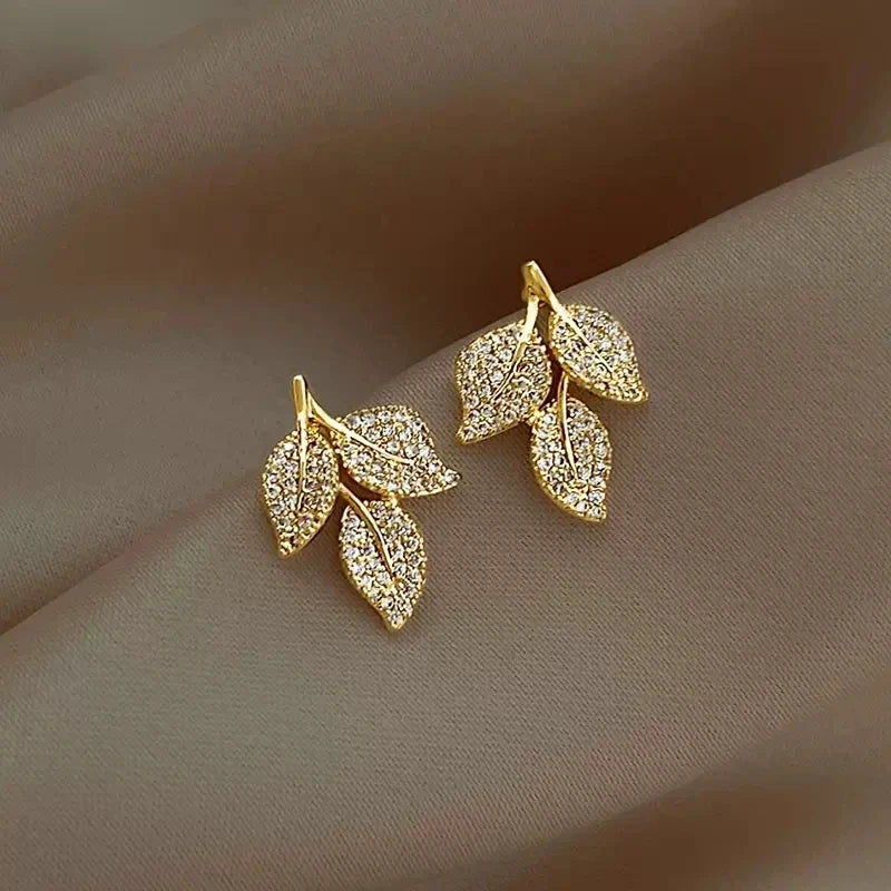 Dazzling Gold Color Leaf Stud Earrings for Women Sparkling Crystal Cubic Zirconia Partysu Style Earrings Fashion Jewelry