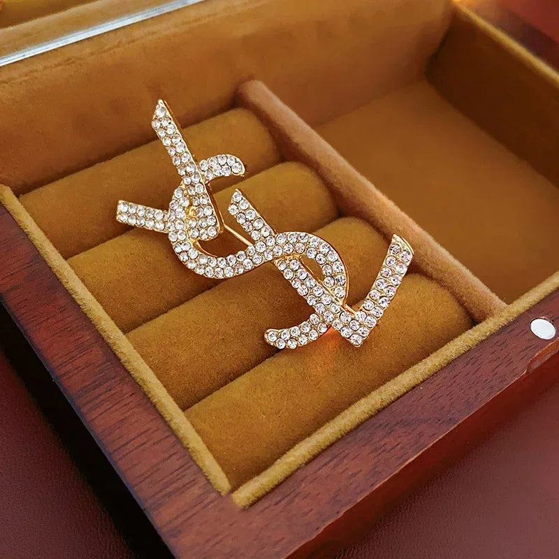 New Fashion Temperament Diamond Letters Brooch Exquisite Versatile Pin Light Luxury High-level Sense of Accessories