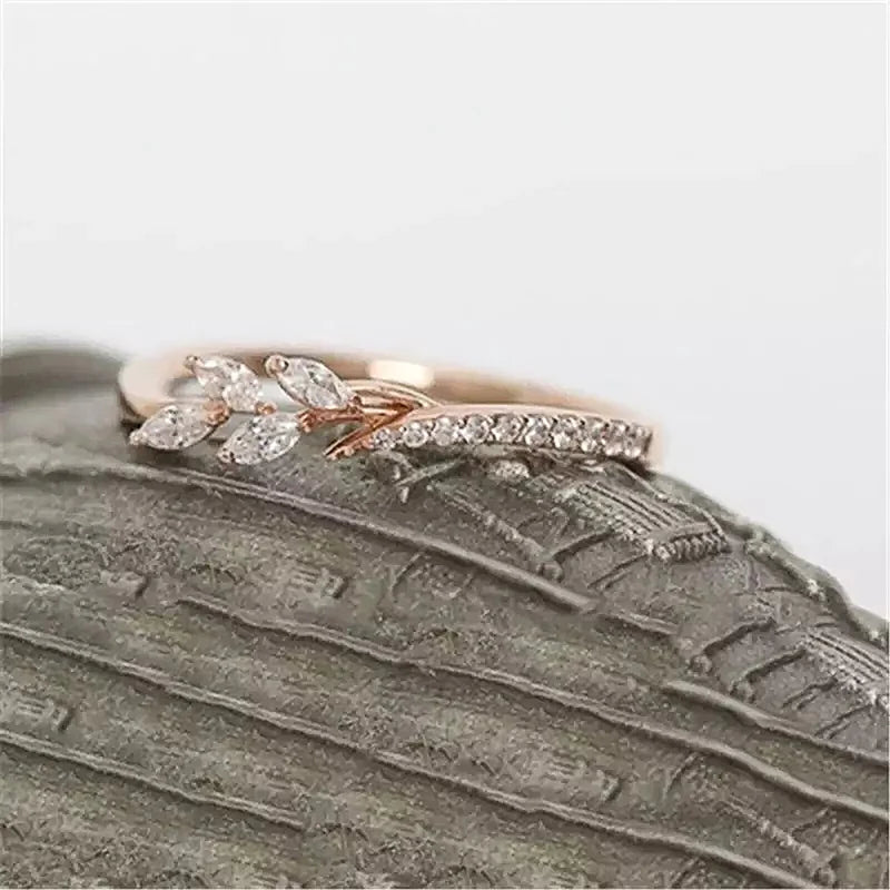 Rose Gold Color Leaf Shape Ring Lady Dainty Bright Zirconia Finger Accessories Graceful Female Engagement Jewelry Gift