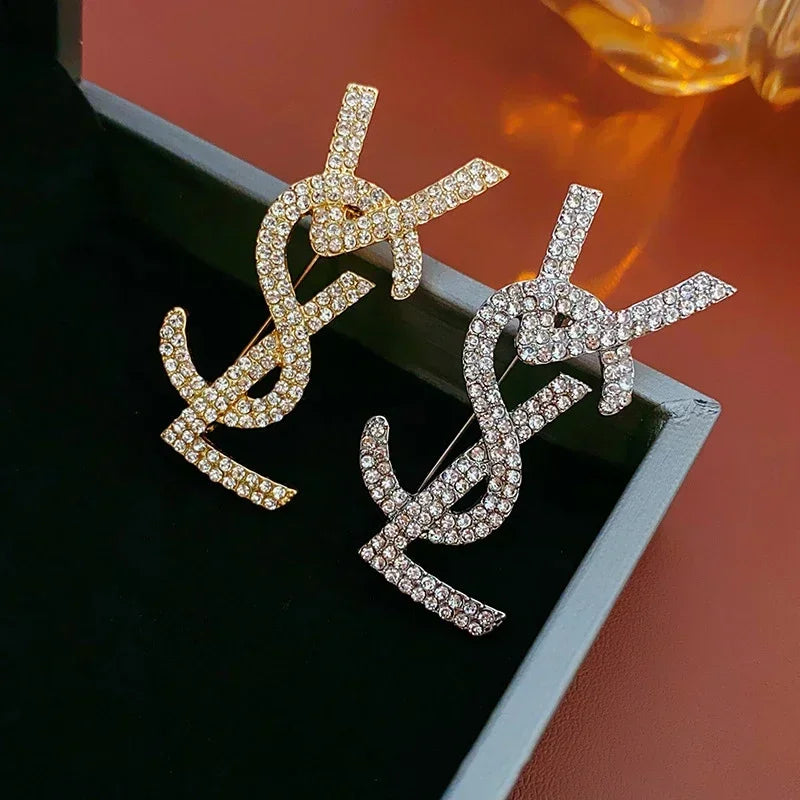 New Fashion Temperament Diamond Letters Brooch Exquisite Versatile Pin Light Luxury High-level Sense of Accessories