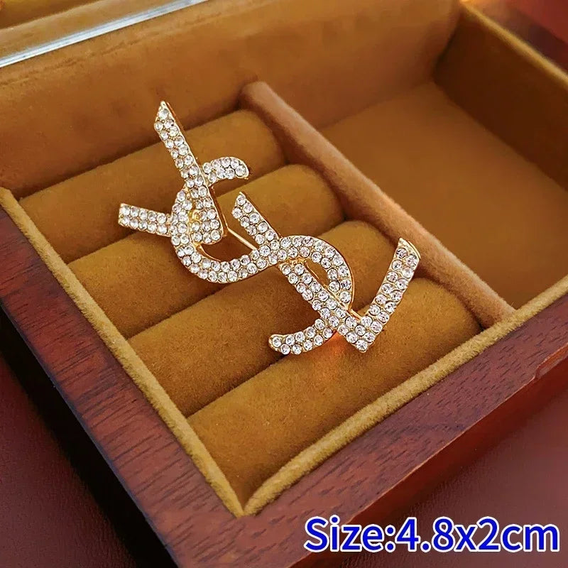 New Fashion Temperament Diamond Letters Brooch Exquisite Versatile Pin Light Luxury High-level Sense of Accessories