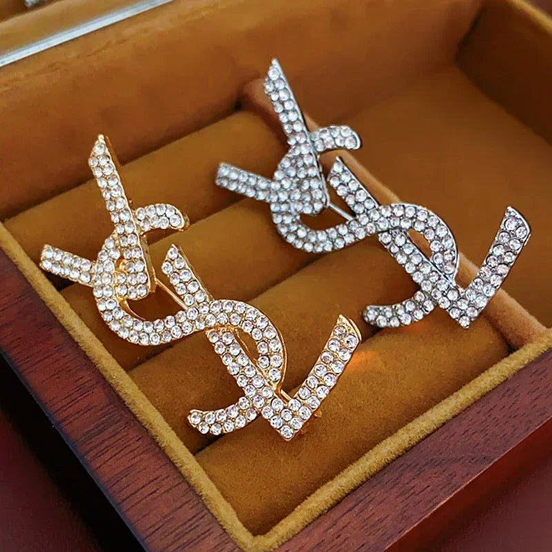 New Fashion Temperament Diamond Letters Brooch Exquisite Versatile Pin Light Luxury High-level Sense of Accessories