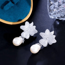 Charger l&#39;image dans la galerie, Fancy Cubic Zirconia Big Leaf Flower Shape Dangle Drop Long Pearl Earrings b171