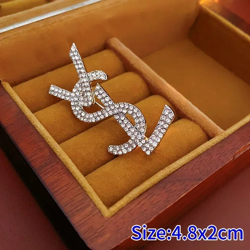 New Fashion Temperament Diamond Letters Brooch Exquisite Versatile Pin Light Luxury High-level Sense of Accessories